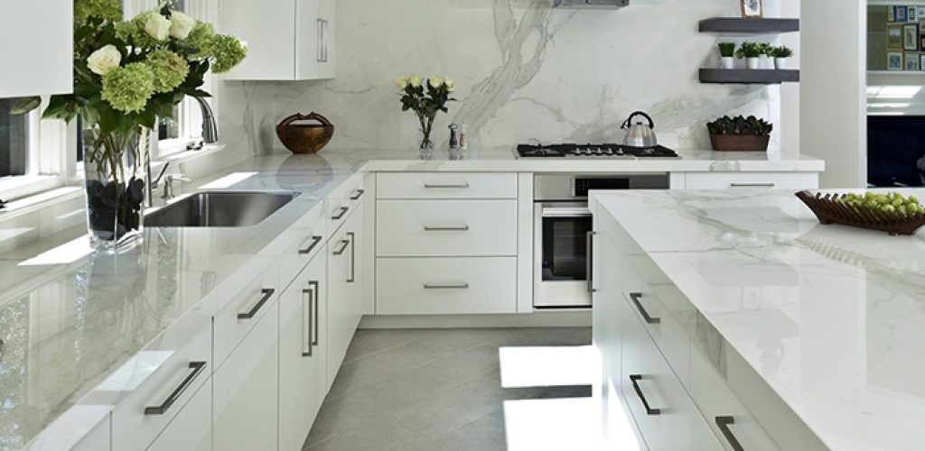 Cozinha moderna com bancada de quartzo branca